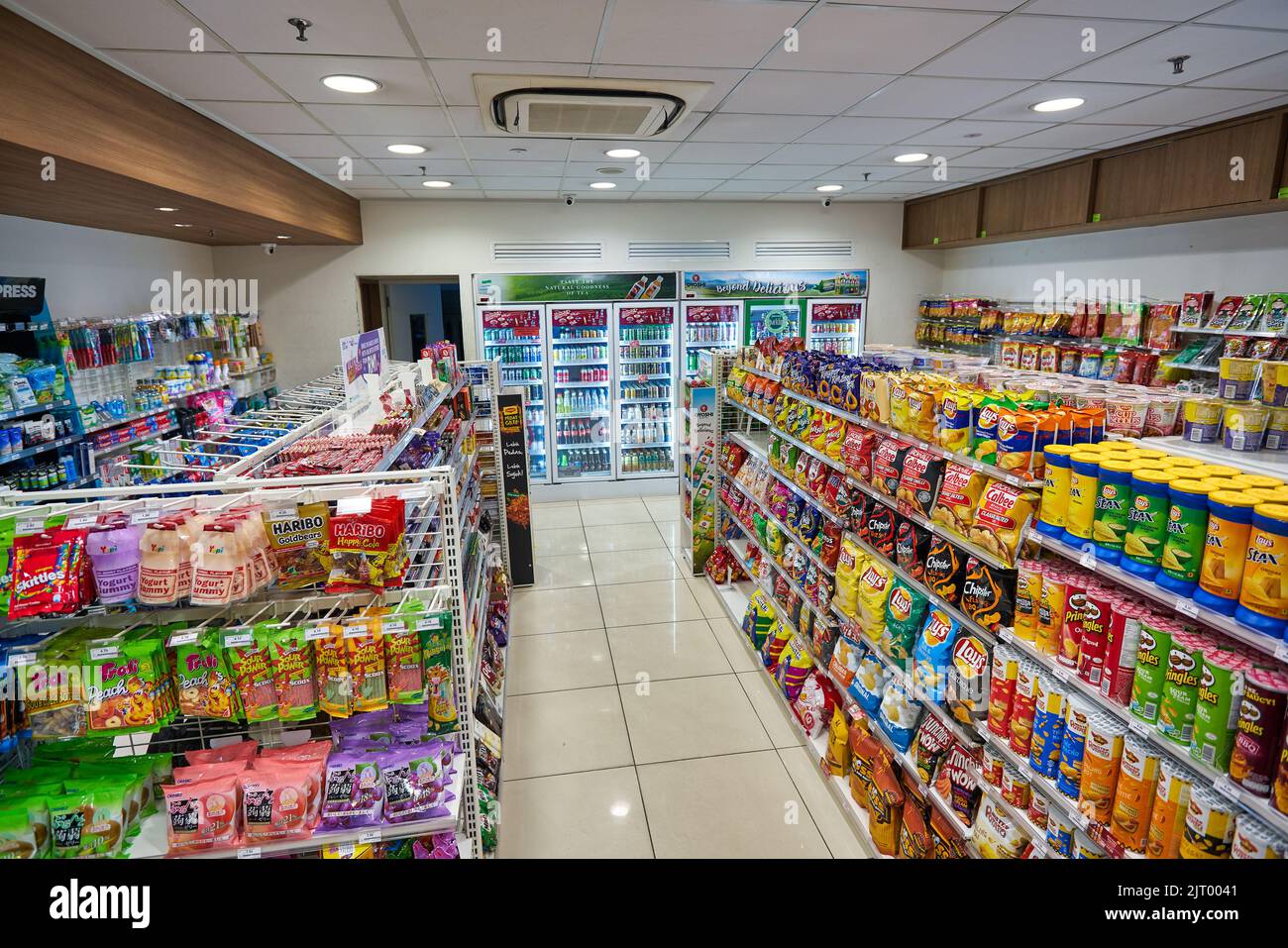 KUALA LUMPUR, MALESIA - CIRCA GENNAIO 2020: Immagine interna del minimarket FamilyMart di Kuala Lumpur. Foto Stock