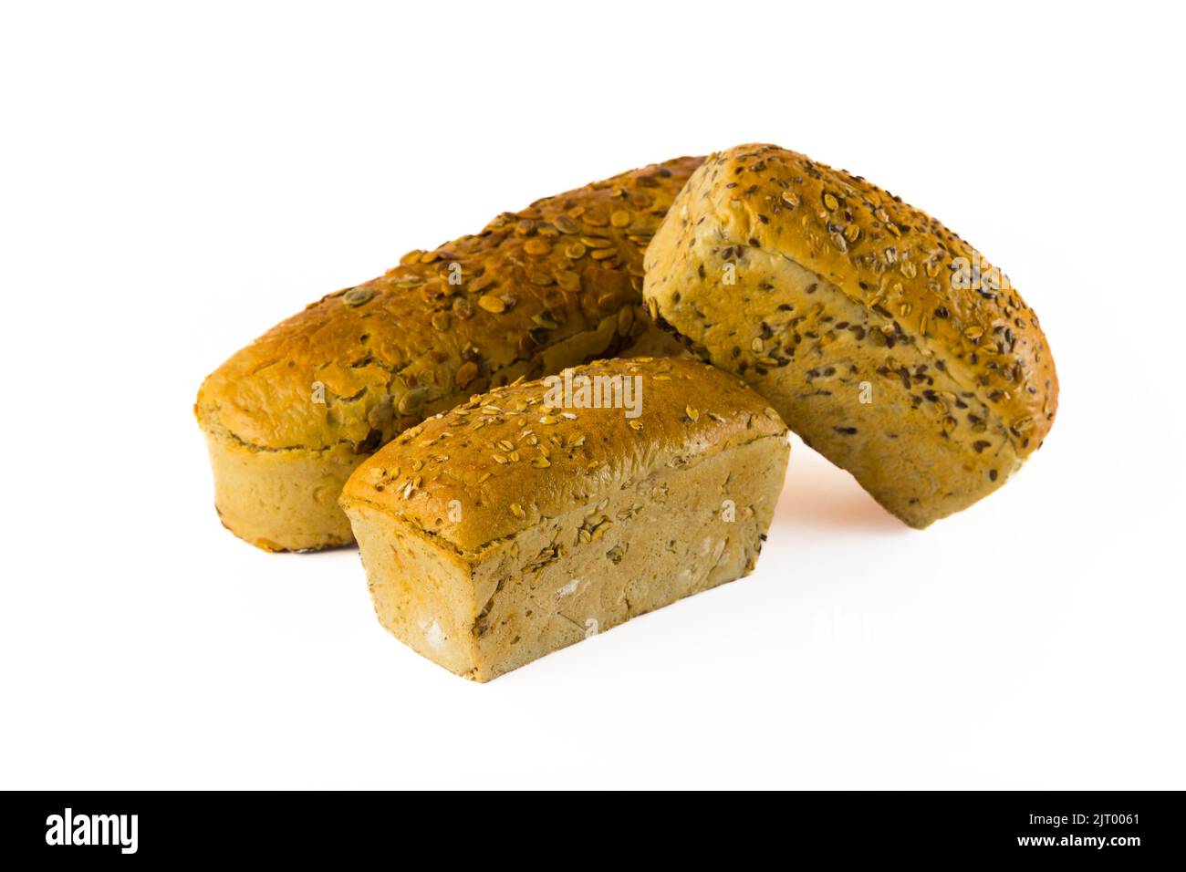 Variazioni più sane del pane tradizionale. Tre pani di pane a grani interi messi insieme. Semi di zucca, avena, semi di lino e semi di girasole come guarnizioni. Isolato su sfondo bianco. Foto di alta qualità Foto Stock