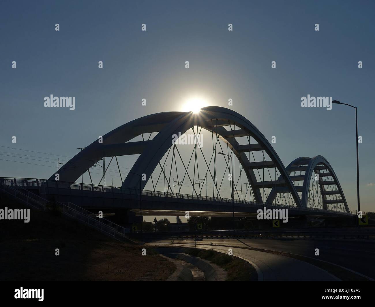 Silhouette di ponte con raggi di sole sopra di esso, il sole scoppiare Foto Stock