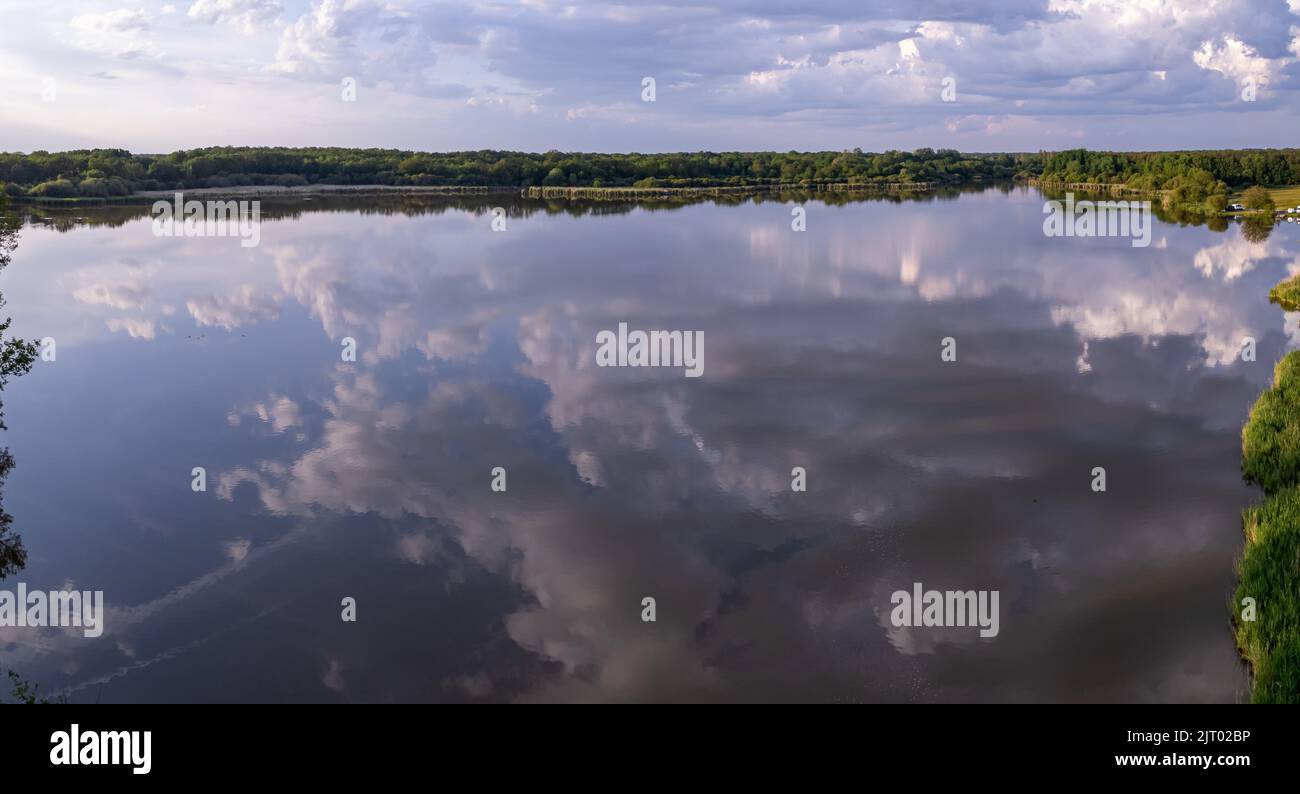 Etang Duris con nuvole in riflessioni, Indre, Francia Foto Stock