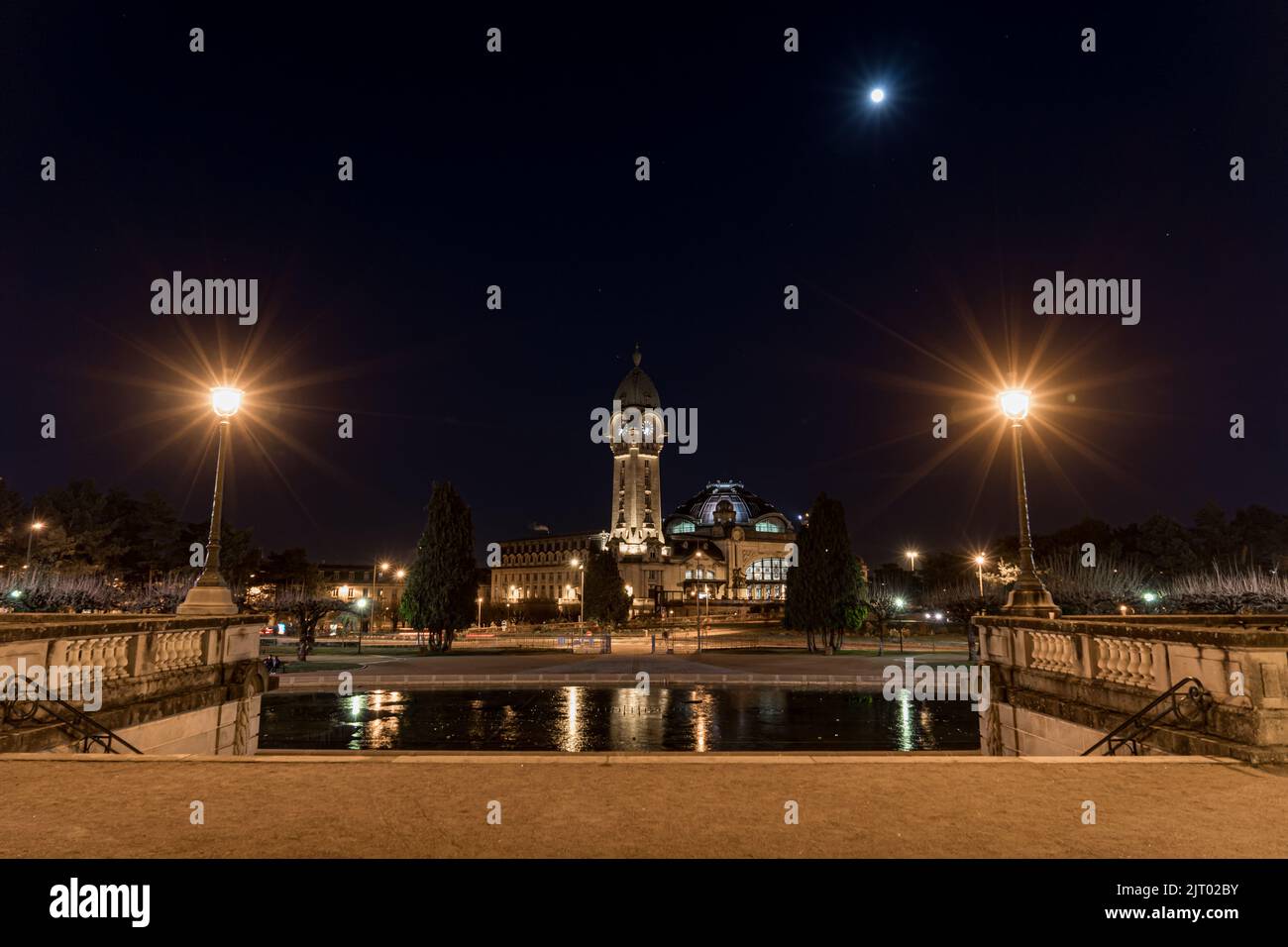 Stazione di Limoges illuminata e con la luna, una sera nel gennaio 2022 Foto Stock