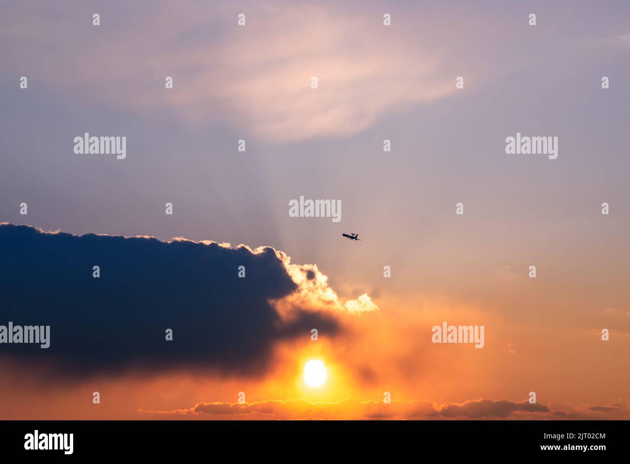 Aereo AWACS al tramonto con sole dietro nuvola, Francia Foto Stock