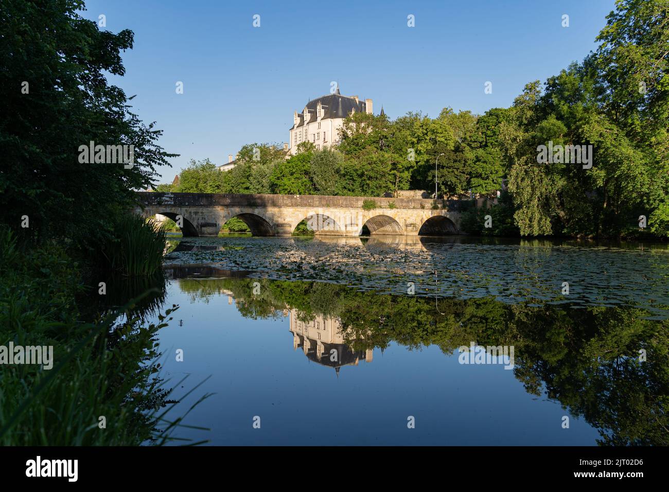 Castello Raoul e ponte con riflessione in acqua, Chateauroux città, Francia Foto Stock