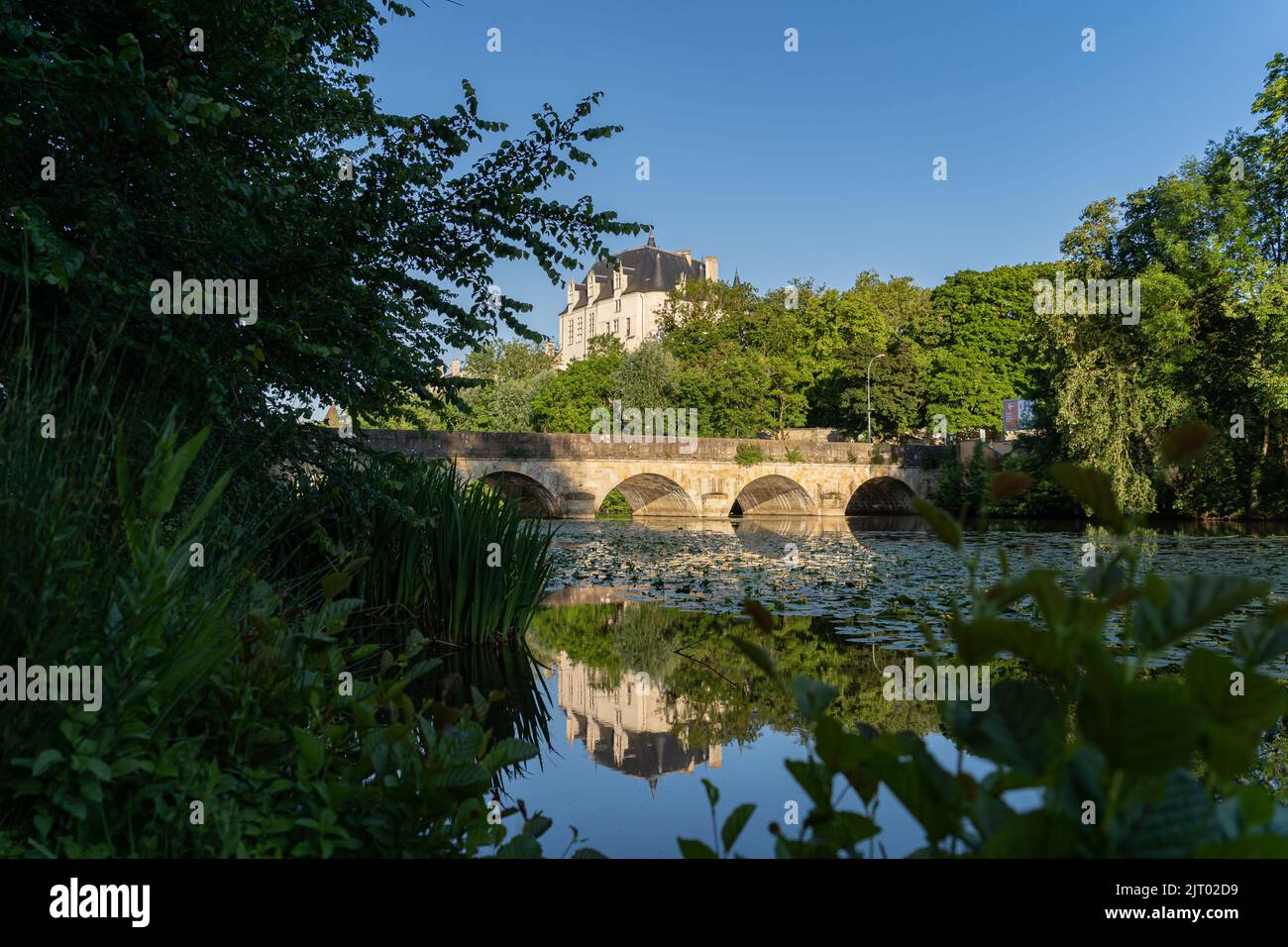 Castello Raoul e ponte con riflessione in acqua, Chateauroux città, Francia Foto Stock