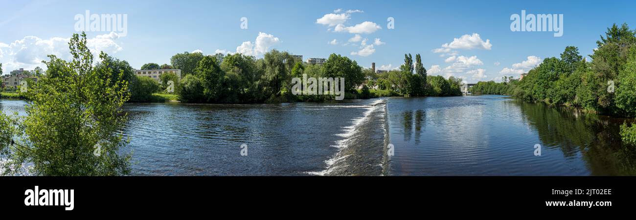 Cascata del fiume di fronte alla Cattedrale Saint Etienne Panoramic, Limoges, Francia Foto Stock