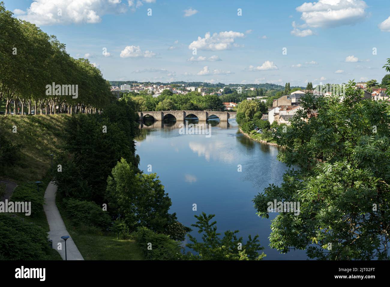 Ponte di Saint Etienne nella città di Limoges con nuvole riflesso sul fiume e alberi verdi Foto Stock