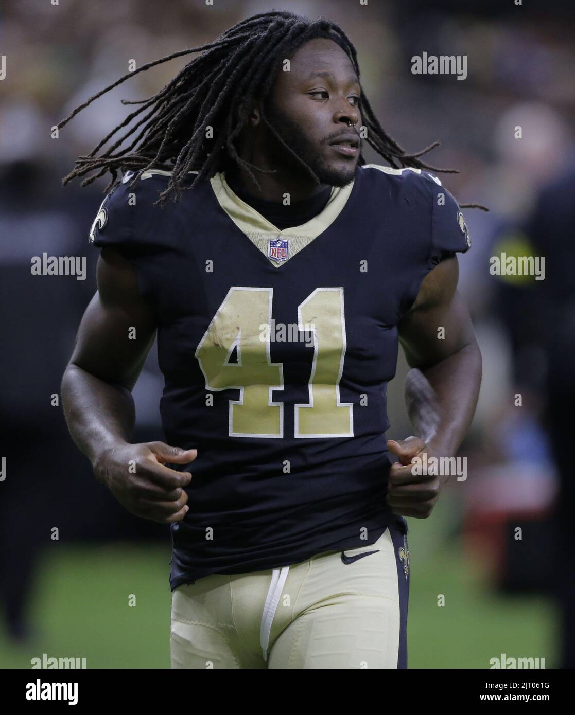 New Orleans, Stati Uniti. 26th ago, 2022. I santi di New Orleans che corrono indietro Alvin Kamara (41) lasciano il campo dopo che i santi hanno battuto i Los Angeles Chargers al Caesars Superdome di New Orleans venerdì 26 agosto 2022. Foto di AJ Sisco/UPI. Credit: UPI/Alamy Live News Foto Stock