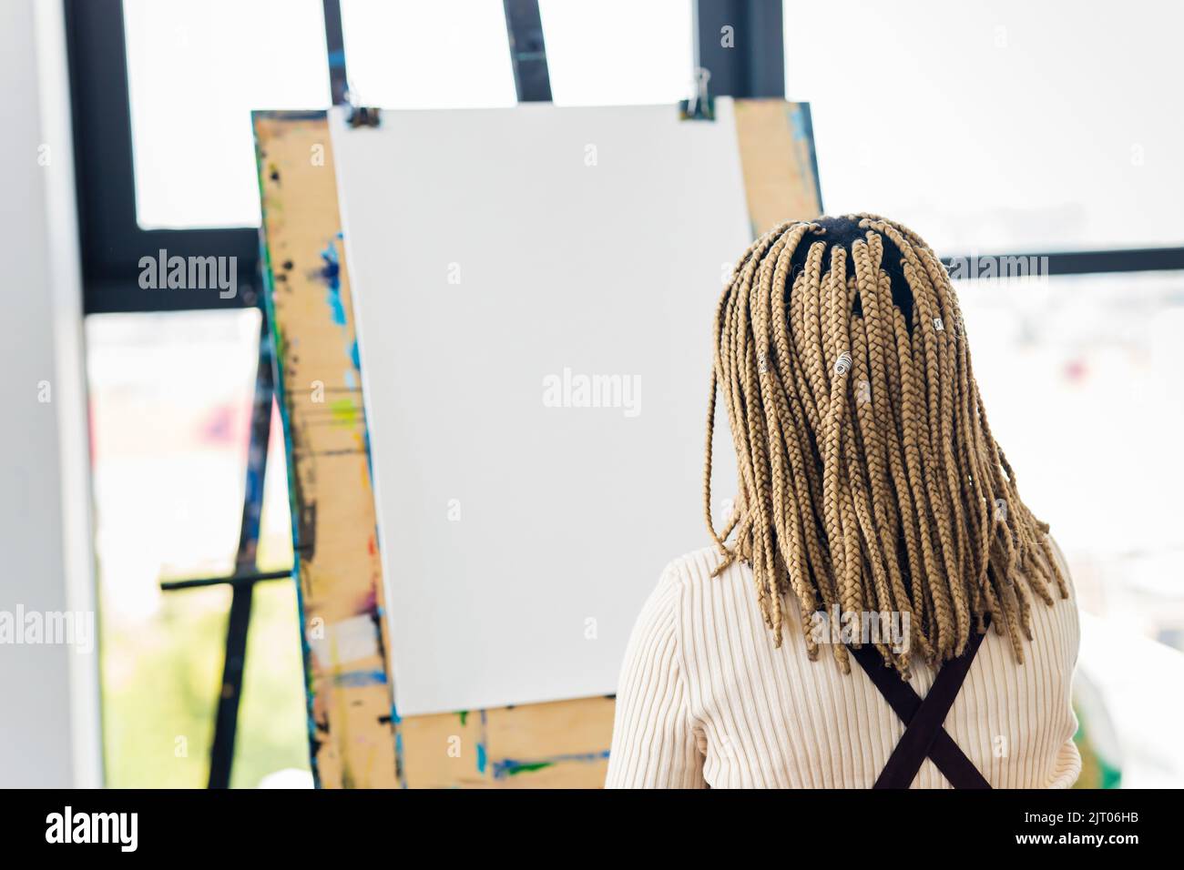 donna brasiliana con greggi in blusa bianca in studio d'arte Foto Stock