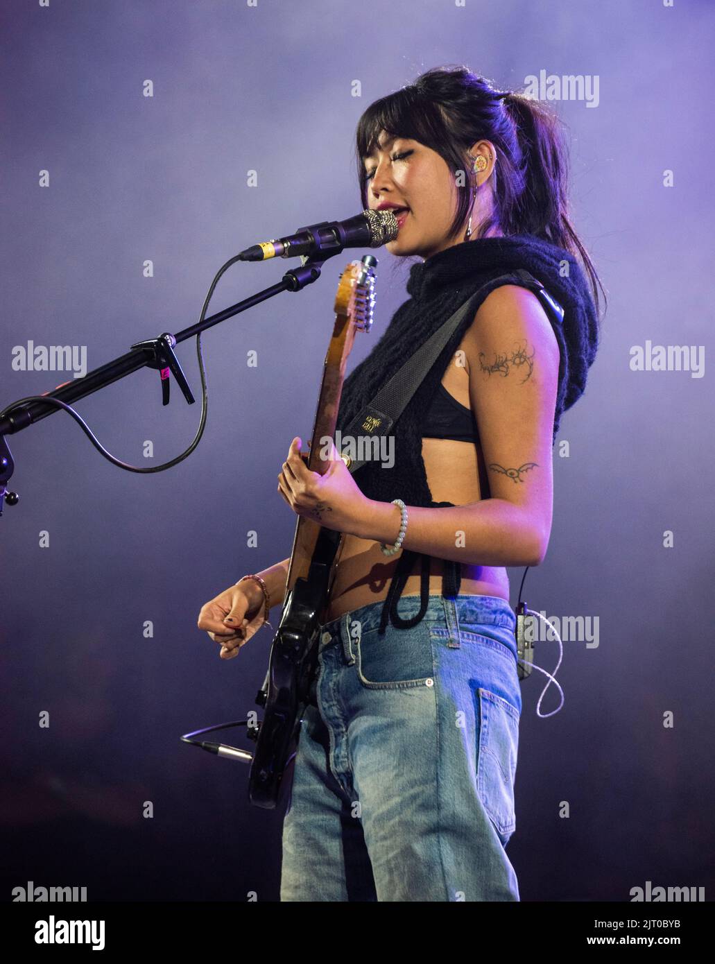 Beabadoobee suona al Leeds Festival venerdì 26th agosto 2022, suonando il Festival Republic Stage presentato da IHG hotels and Resorts Credit: Tracy Daniel/Alamy Live News Foto Stock