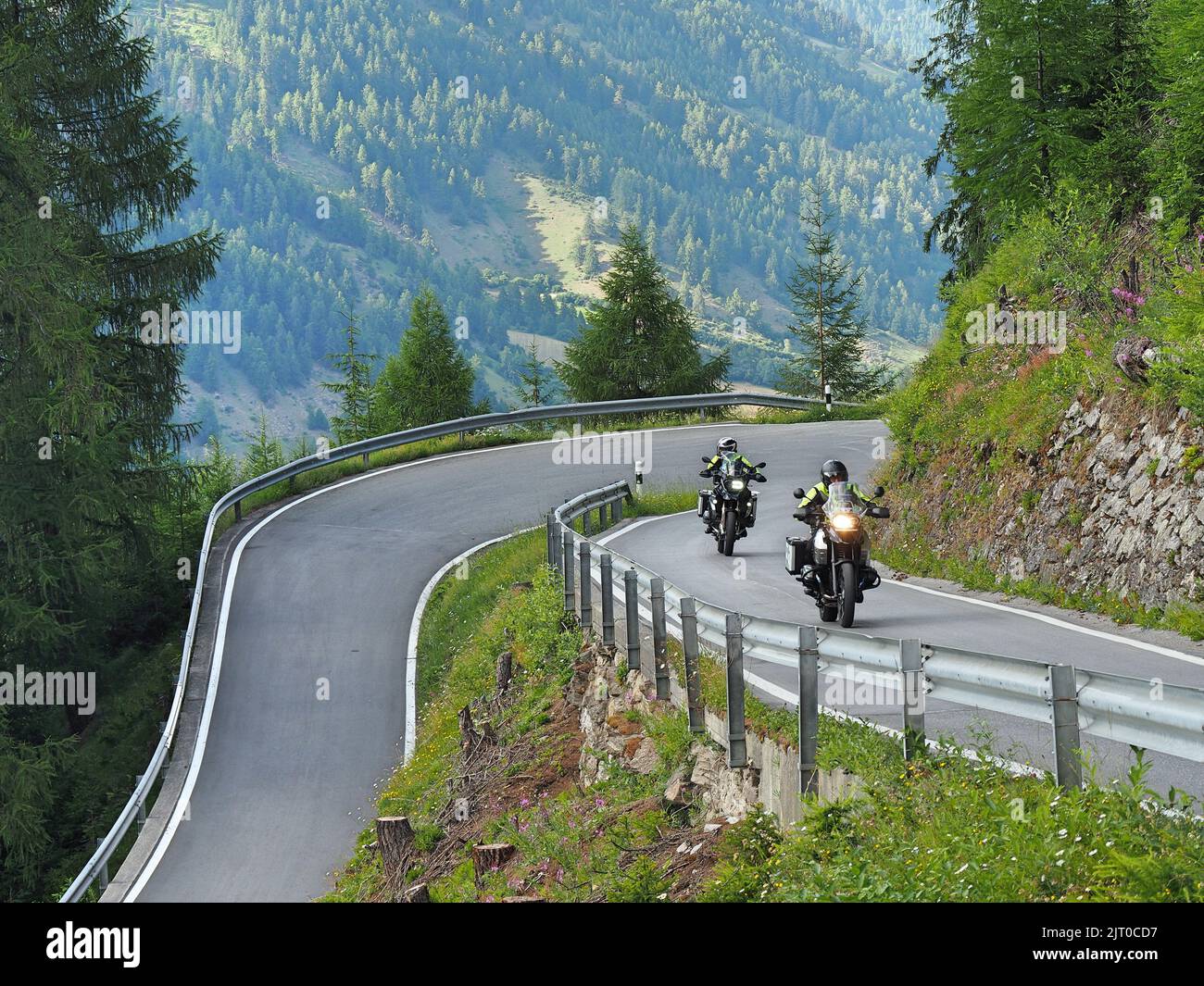 Una splendida vista sui motociclisti che guidano su una strada autostradale sulle montagne svizzere Foto Stock