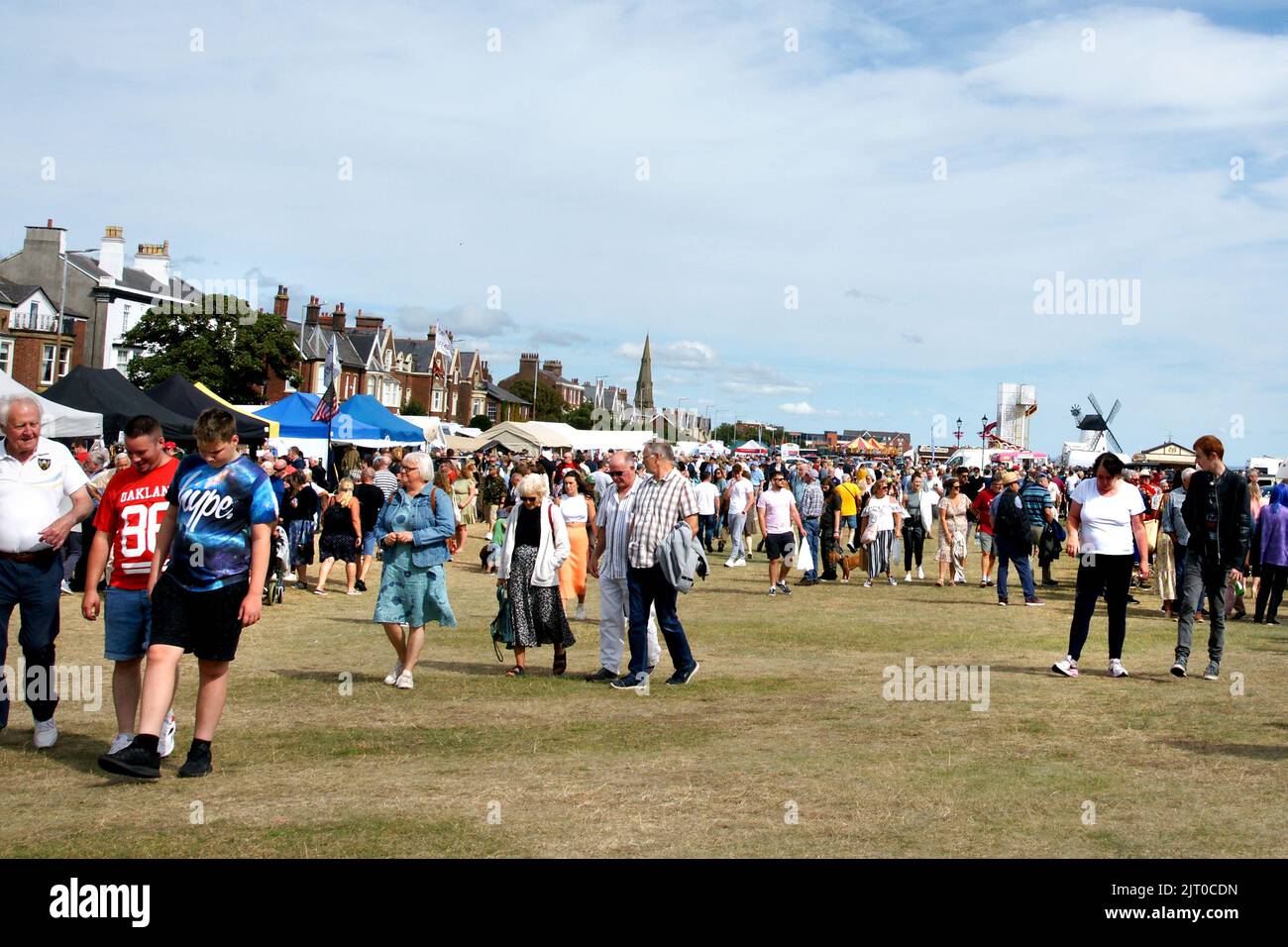 Folle su Lytham Green, Lancashire, per l'annuale Lytham 40s Weekend 2022 Foto Stock