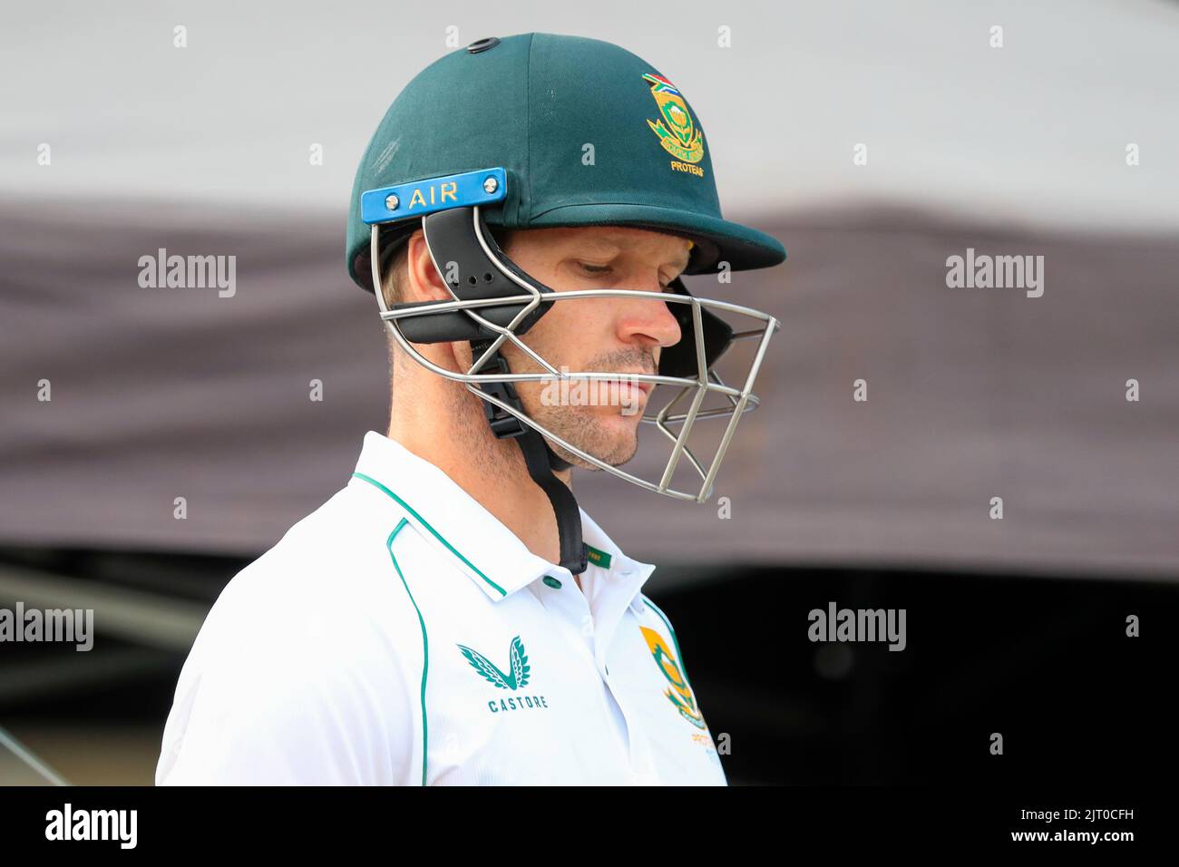 Sarel Erwee del Sudafrica esce per l'inizio del gioco Foto Stock