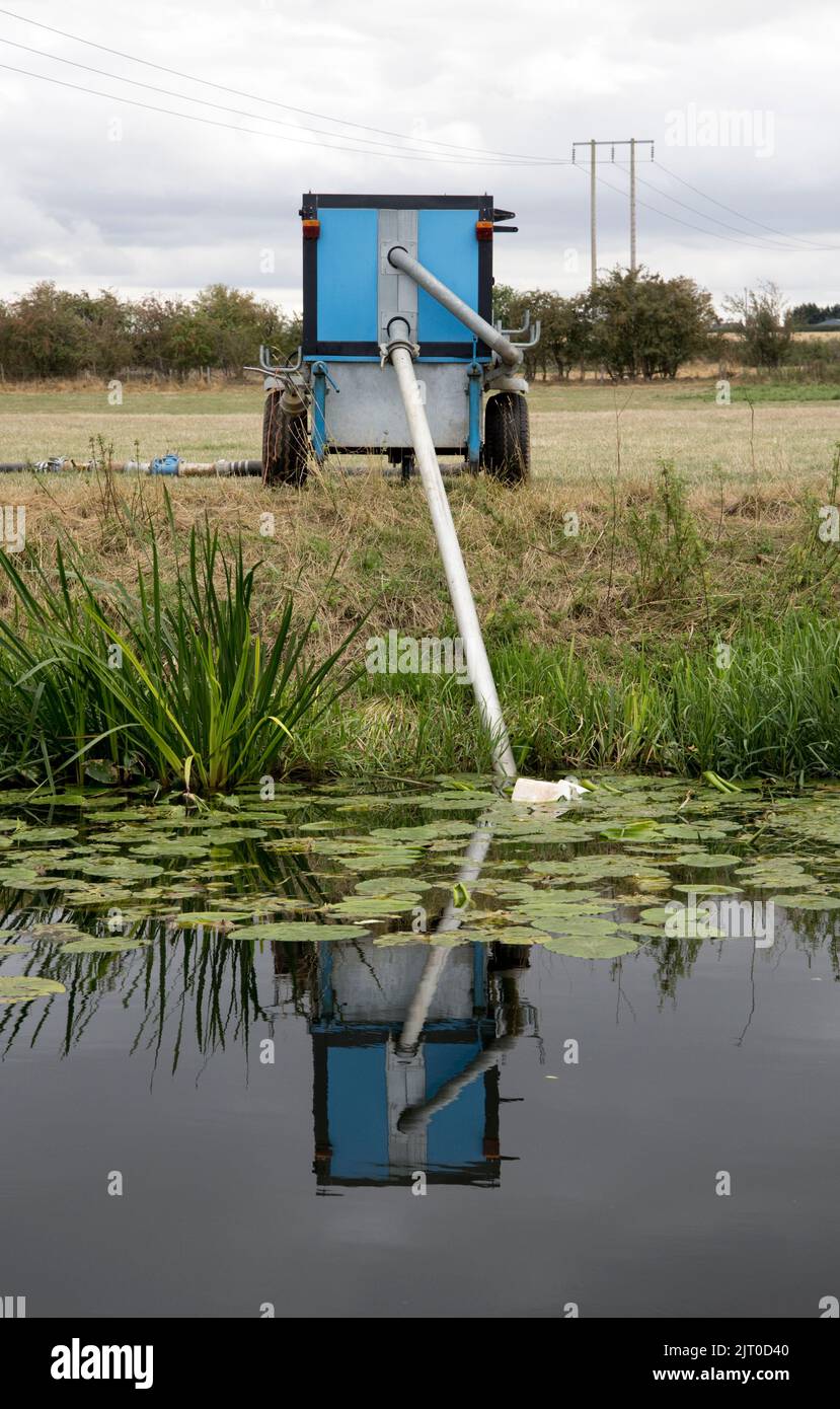 Pompa sulla riva del fiume che estrae l'acqua dal fiume Avon per l'irrigazione UK Foto Stock