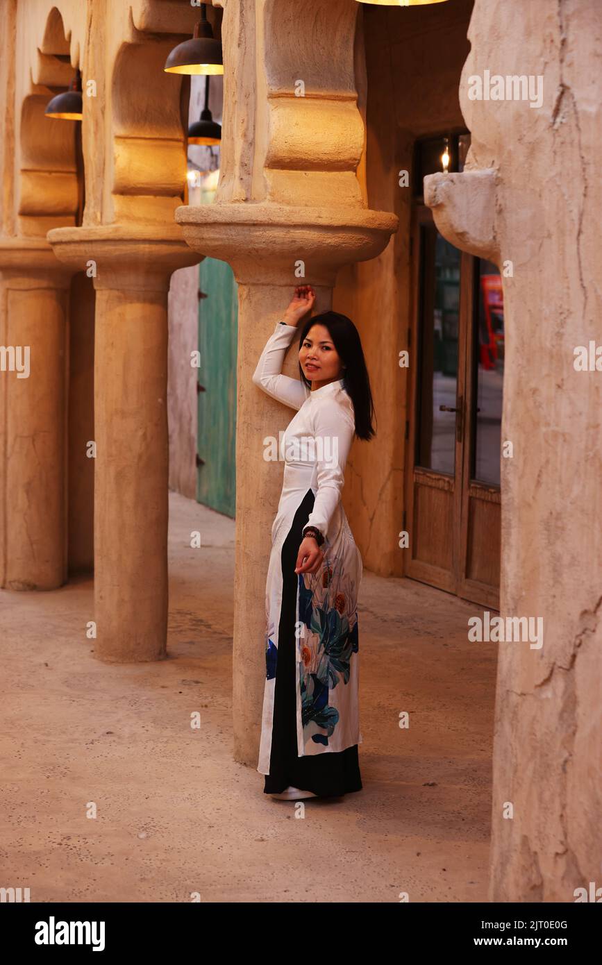 Dubai schöne Frau, Deira, Dubia, Dubai Creek, Dubai Kanal, Frau in alten Mauern mit traditionelle Häuser in al Seef Foto Stock