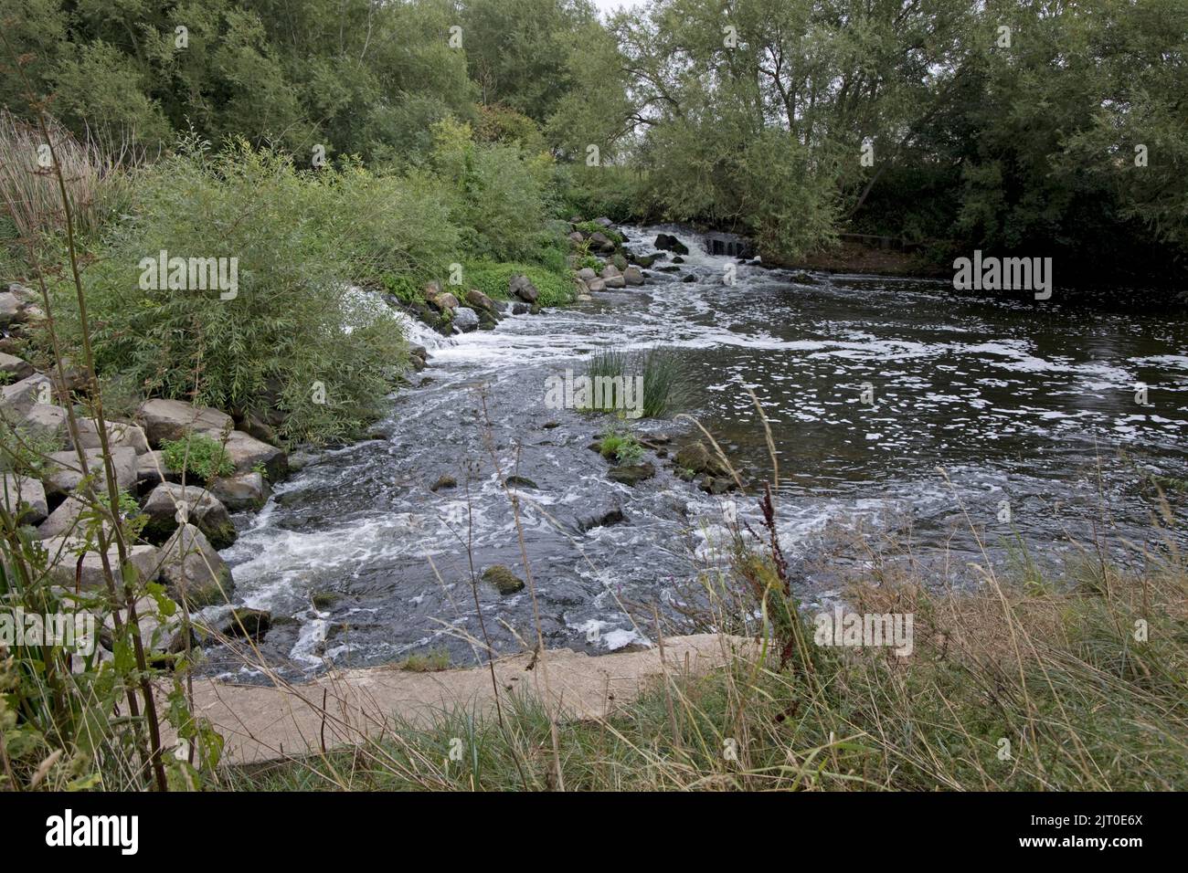 Luddington Weir sul fiume Avon vicino a Stratford durante la siccità 2022 Foto Stock