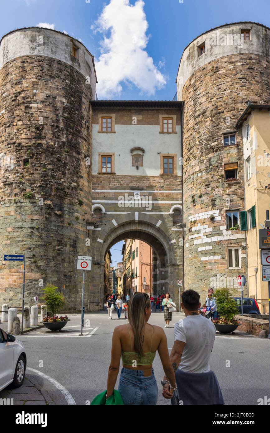 Porta San Gervasio, o porta di San Gervasio. Lucca, Provincia di Lucca, Toscana, Italia. La porta del '13th è conosciuta anche come la porta dell'Annunziata Foto Stock