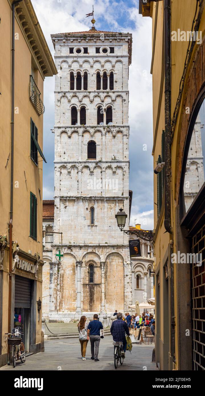 La facciata della basilica di San Michele in Foro. Le origini della chiesa risalgono al 795 d.C. quando fu costruita sulle rovine romane Foto Stock