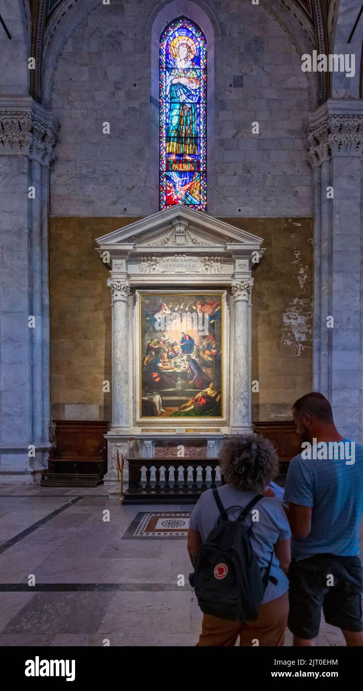 Visitatori che ammirano l'ultima cena dell'artista italiano Jacopo Tintoretto, 1518 - 1594. Duomo di San Martino. Cattedrale di San Martino. Lucca, Provincia di Lucca Foto Stock