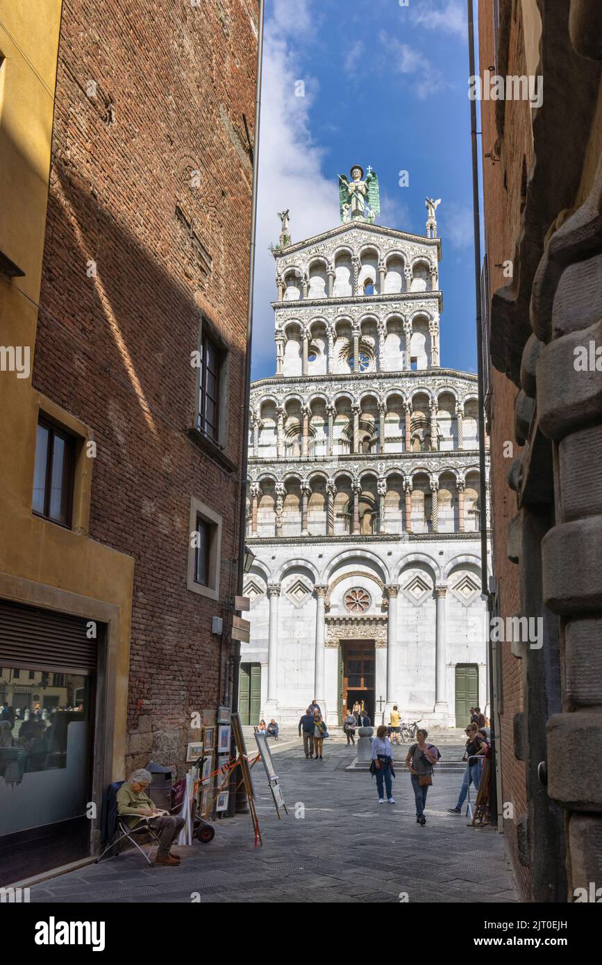 La facciata della basilica di San Michele in Foro. Le origini della chiesa risalgono al 795 d.C. quando fu costruita sulle rovine romane Foto Stock