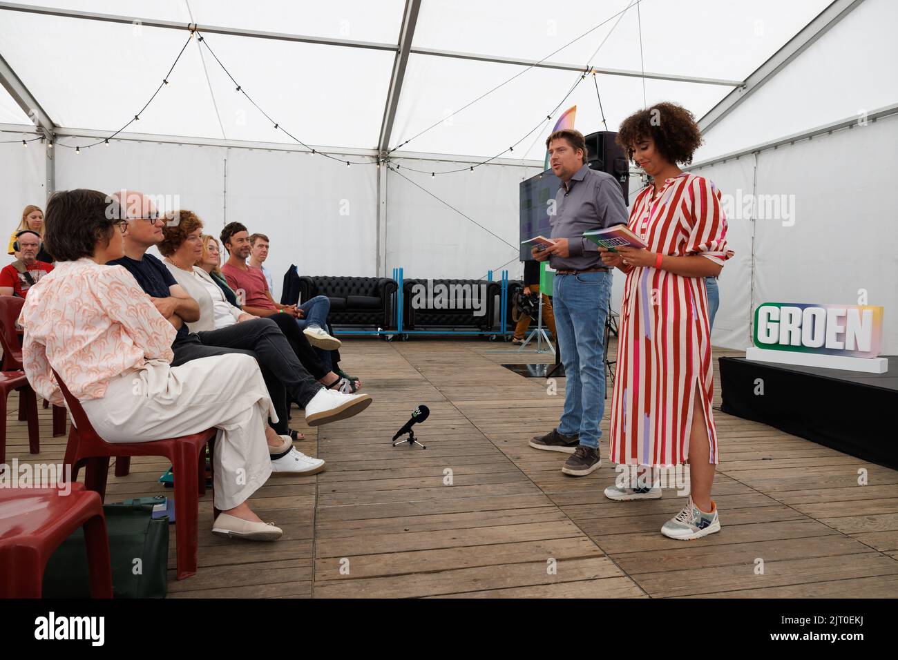 Il nuovo co-presidente Groen Jeremie Vaneeckhout e la nuova co-presidente Groen Nadia Naji hanno tenuto un discorso in un momento di stampa durante lo 'Zomerweek-end' (weekend estivo) del partito ecologista olandese Groen, sabato 27 agosto 2022 a Gent. I nuovi co-presidenti esorteranno le loro idee nel moniker "Refresh - Groen Bekent Kleur". BELGA FOTO KURT DESPLENTER Foto Stock Il nuovo co-presidente Groen Jeremie Vaneeckhout e la nuova co-presidente Groen Nadia Naji hanno tenuto un discorso in un momento di stampa durante lo 'Zomerweek-end' (weekend estivo) del partito ecologista olandese Groen, sabato 27 agosto 2022 a Gent. I nuovi co-presidenti esorteranno le loro idee nel moniker "Refresh - Groen Bekent Kleur". BELGA FOTO KURT DESPLENTER Foto Stock