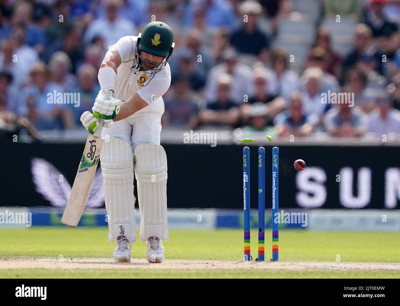 Il sudafricano Dean Algar è invischiato da James Anderson in Inghilterra durante il terzo giorno del secondo LV= Insurance Test Match presso Emirates Old Trafford, Manchester. Data immagine: Sabato 27 agosto 2022. Foto Stock