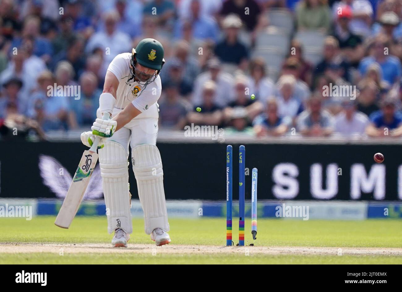 Il sudafricano Dean Algar è invischiato da James Anderson in Inghilterra durante il terzo giorno del secondo LV= Insurance Test Match presso Emirates Old Trafford, Manchester. Data immagine: Sabato 27 agosto 2022. Foto Stock