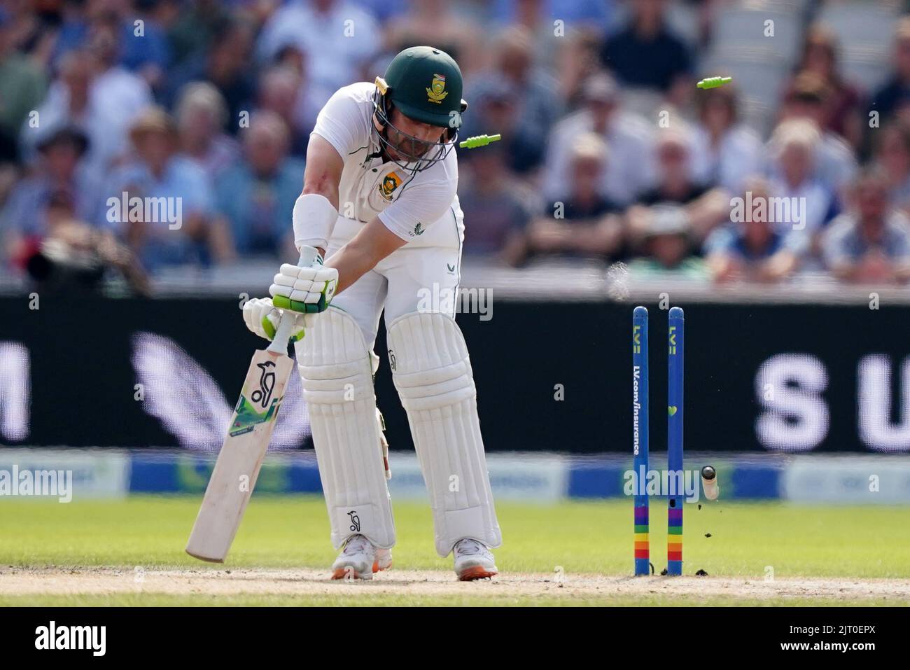 Il sudafricano Dean Algar è invischiato da James Anderson in Inghilterra durante il terzo giorno del secondo LV= Insurance Test Match presso Emirates Old Trafford, Manchester. Data immagine: Sabato 27 agosto 2022. Foto Stock