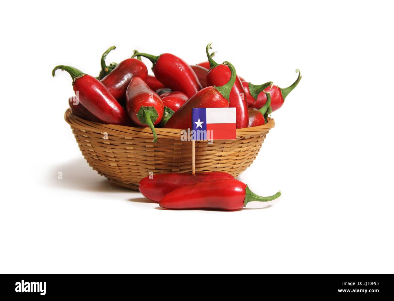 Peperoni rossi Jalapeno con bandiera del Texas isolati su bianco Foto Stock