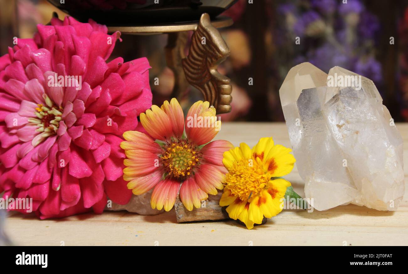 Estate Wildflowers e quarzo Crystal sulla tavola di meditazione Foto Stock