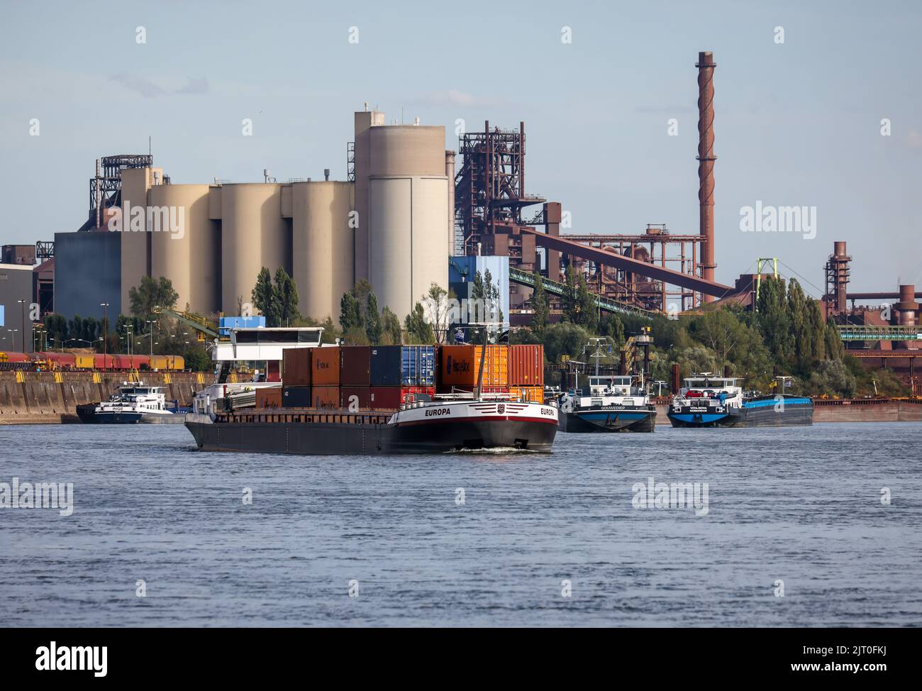 Duisburg, Renania settentrionale-Vestfalia, Germania - falò nel porto meridionale, cementificio Holcim nella parte posteriore sinistra, altoforno in acciaio ThysseKrupp SC Foto Stock