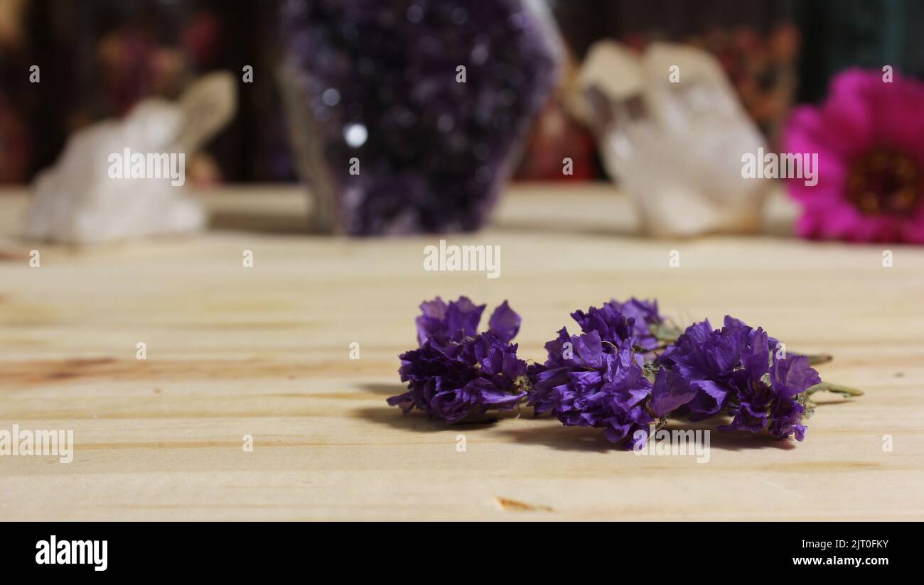 Cristalli di Ametista con fiori sull'altare di meditazione Foto Stock