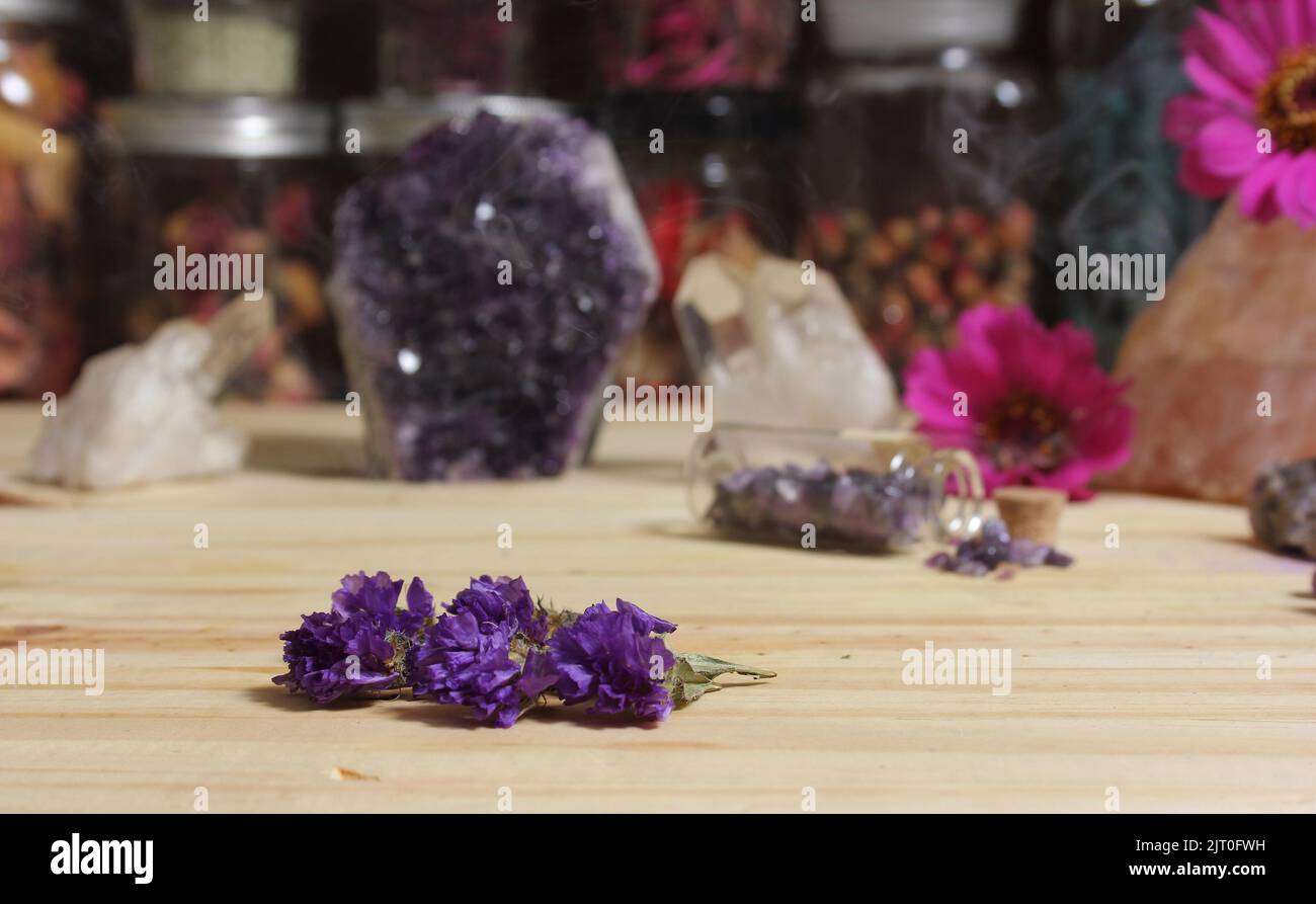 Cristalli di Ametista con fiori sull'altare di meditazione Foto Stock