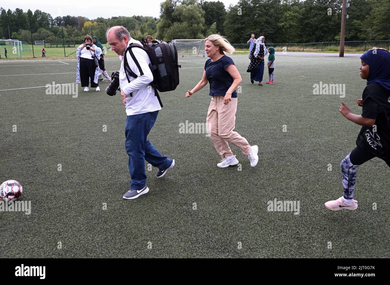 Durante venerdì, il presidente del partito e il primo ministro Magdalena Andersson (a destra nella foto), il Partito socialdemocratico svedese, ha visitato un corso di calcio aperto per le ragazze a Skarpans IP, Linköping, Svezia. La ragione della visita è stata, tra l'altro, quella di parlare delle prossime elezioni parlamentari. Un fotografo di notizie è finito nel bel mezzo del gioco. Foto Stock