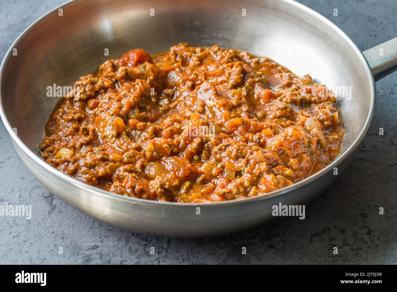 Salsa alla bolognese in padella primo piano - immagine Foto Stock