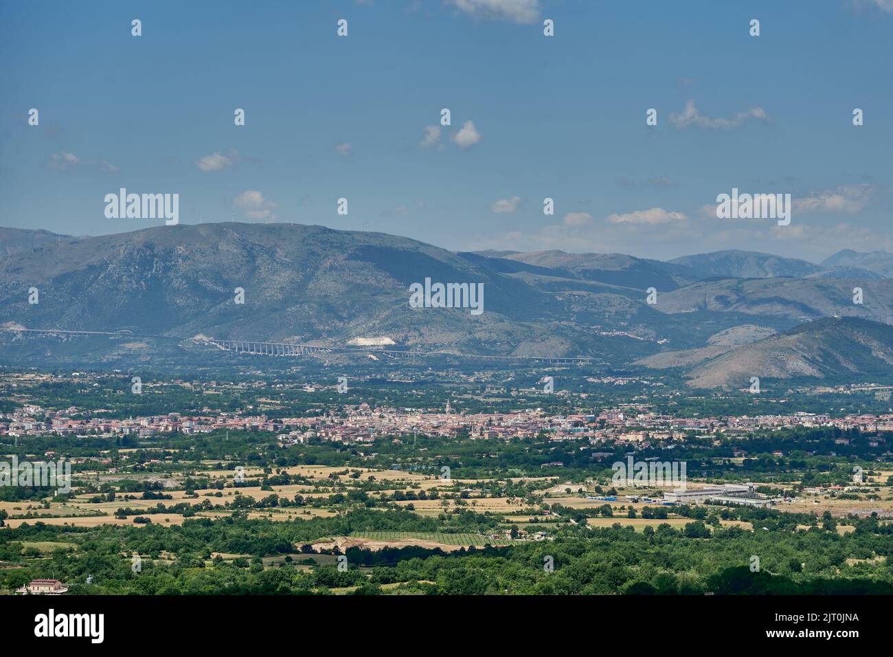 Blick vom Gebirge des Nationalpark Majella, vorne die Ebene von Sulmona und die Stadt Sulmona, Abruzzen, Italien, Europa Foto Stock