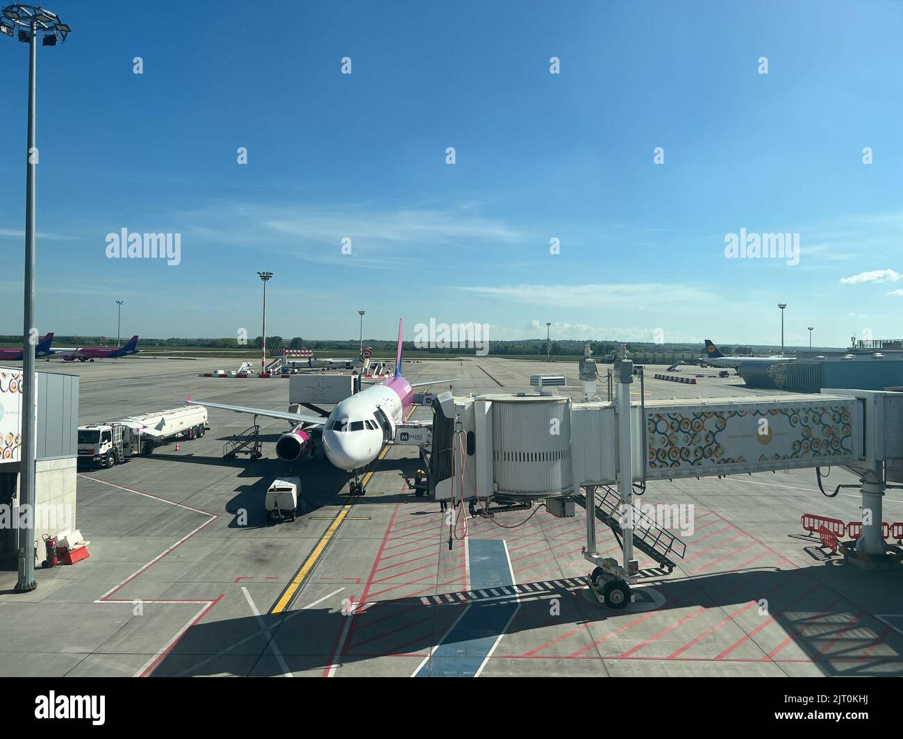 Budapest, Ungheria - 07.07.22: A piedi jet bridge aeroporto terminal per aereo Foto Stock
