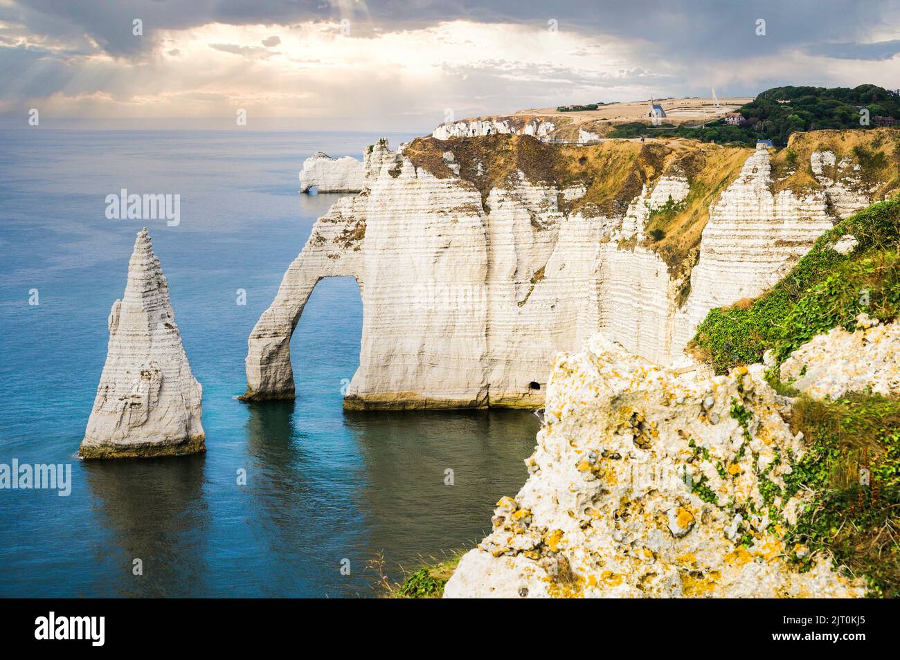 Il pittoresco paesaggio panoramico sulle Scogliere di Etretat. Natural affascinanti scogliere. Etretat, Normandia, Francia Foto Stock
