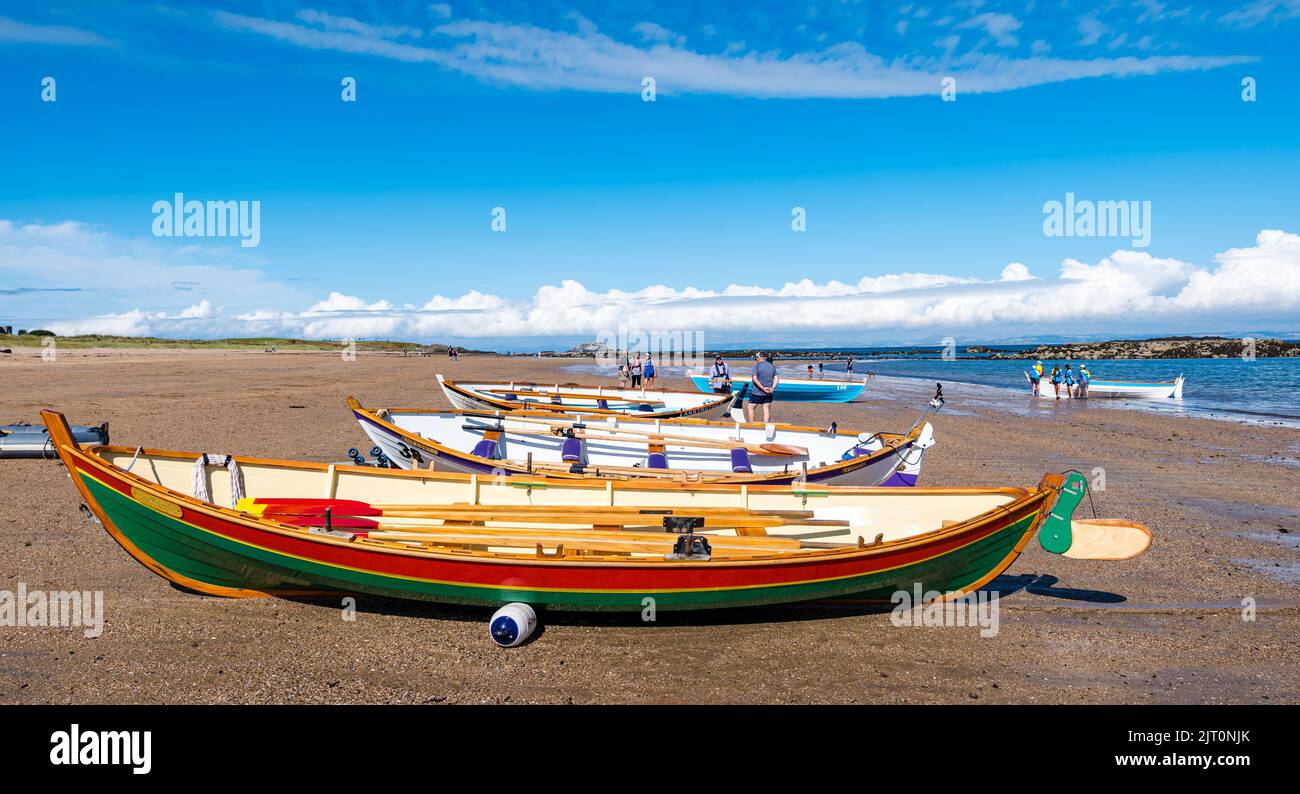 North Berwick, East Lothian, Scotland, UK, 27th agosto 2022. Regata di canottaggio costiero: La città balneare ospita la regata annuale nel Firth of Forth in una bella giornata di sole con squadre di club di tutta la Scozia orientale. Credit: Sally Anderson/Alamy Live News Foto Stock