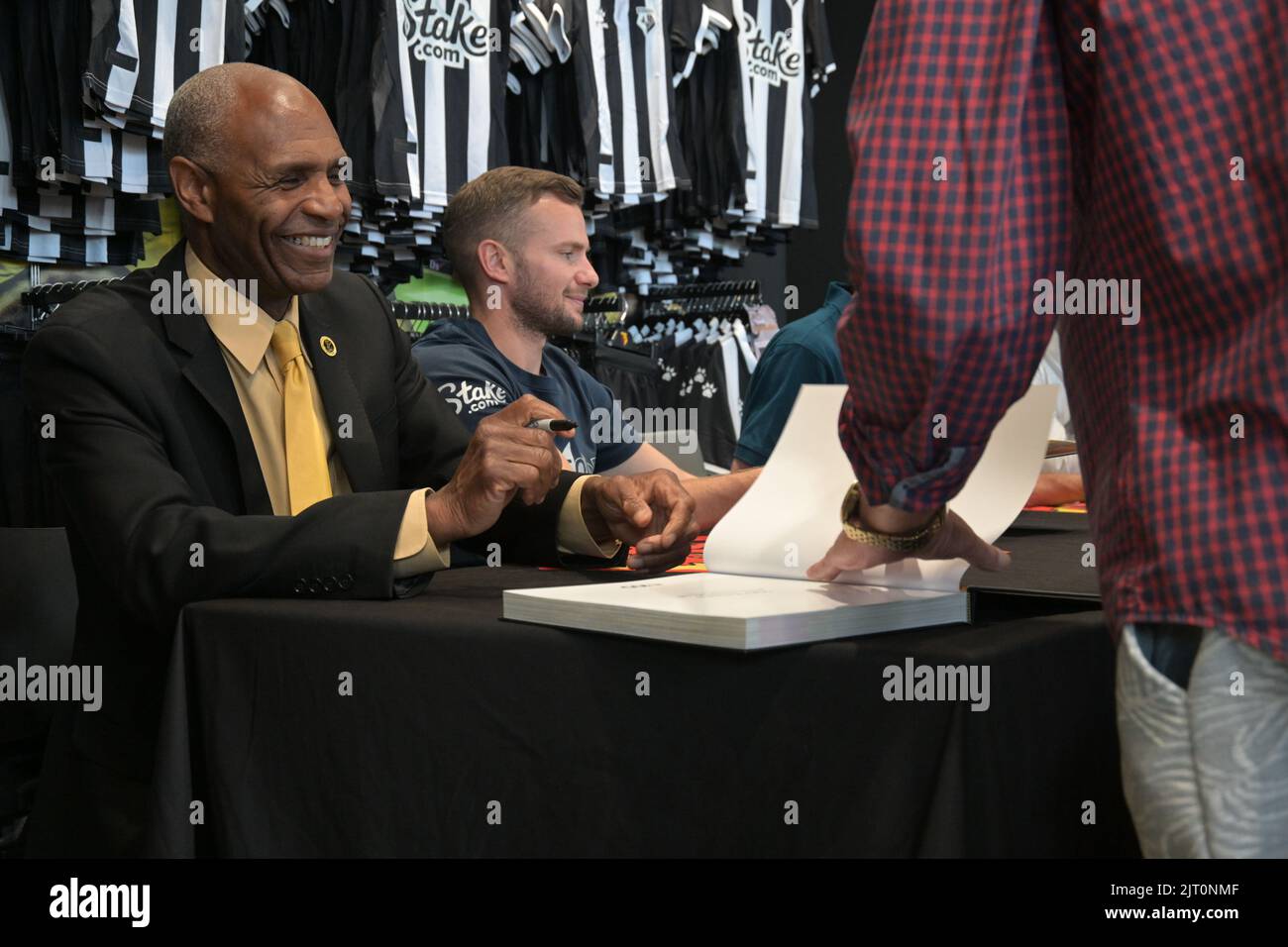 Luther Blissett firma il nuovo libro circa 100 anni dei 100 anni del Watford FC a Vicarage Road Foto Stock