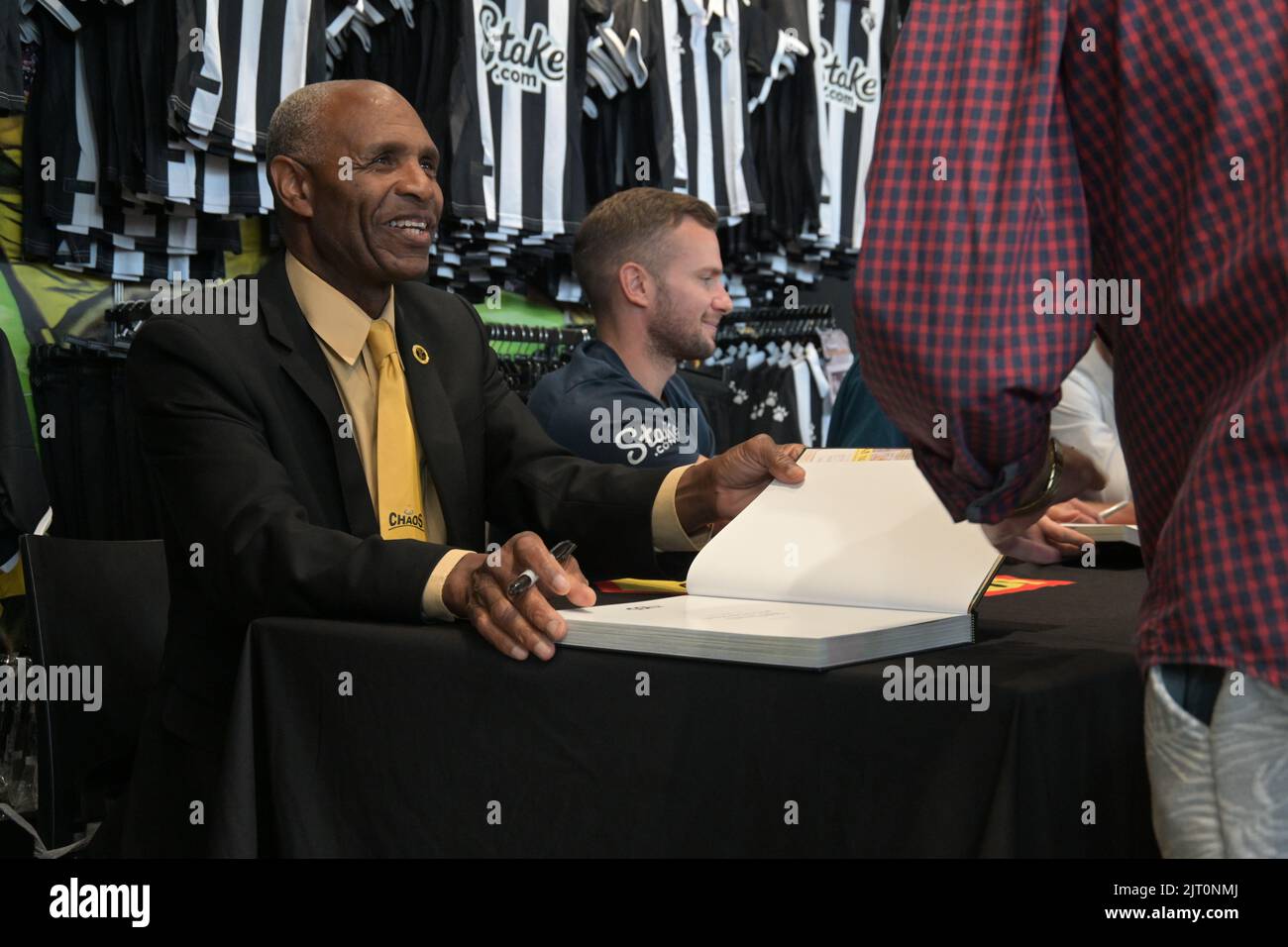 Luther Blissett firma il nuovo libro circa 100 anni dei 100 anni del Watford FC a Vicarage Road Foto Stock