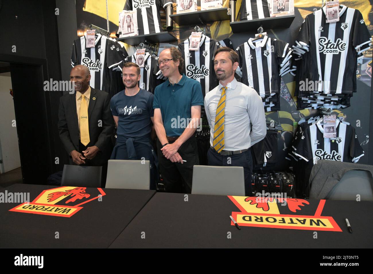 La leggenda del WFC Luther Blissett e il capitano del club Tom Cleverley lanciano UN NUOVO libro scritto sui 100 anni del Watford FC a Vicarage Road Foto Stock