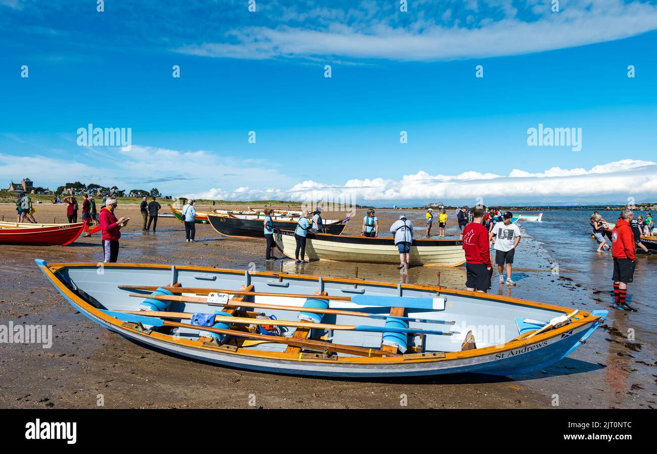 North Berwick, East Lothian, Scotland, UK, 27th agosto 2022. Regata di canottaggio costiero: La città balneare ospita la regata annuale nel Firth of Forth in una bella giornata di sole con squadre di club di tutta la Scozia orientale. Credit: Sally Anderson/Alamy Live News Foto Stock