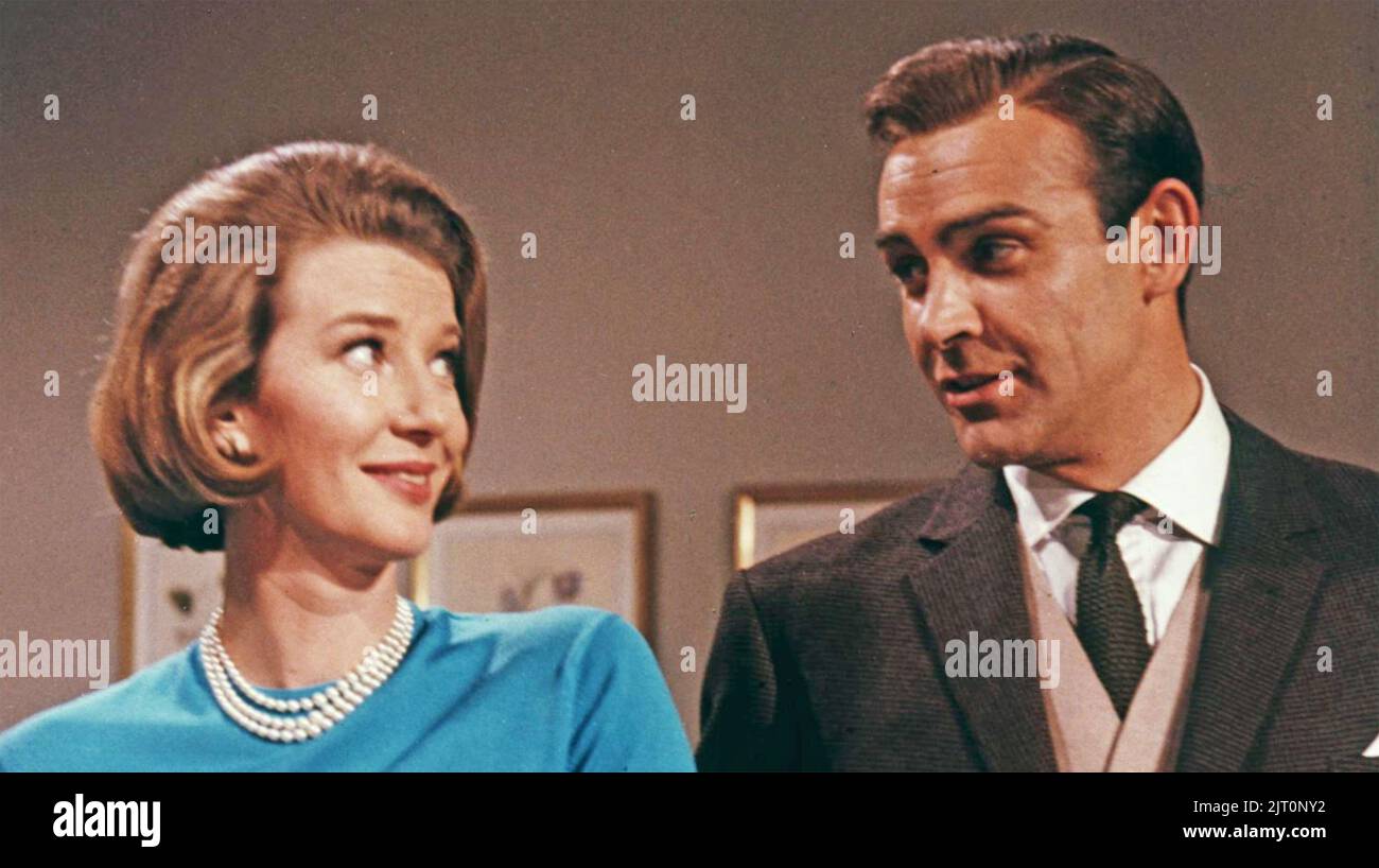 Dr.NO 1962 film degli artisti Uniti con Sean Connery come James Bond e Lois Maxwell come Miss Moneypenny Foto Stock