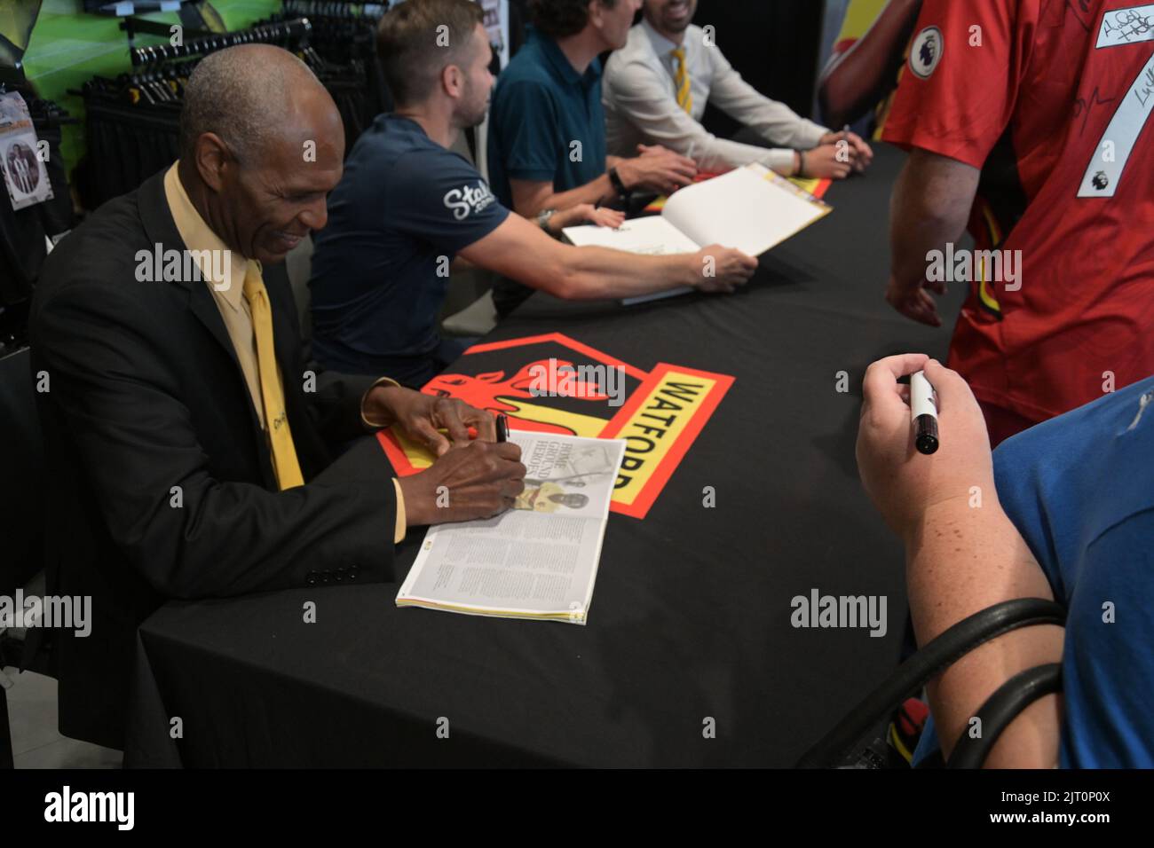 Luther Blissett firma il nuovo libro circa 100 anni dei 100 anni del Watford FC allo stadio Vicarage Road Foto Stock