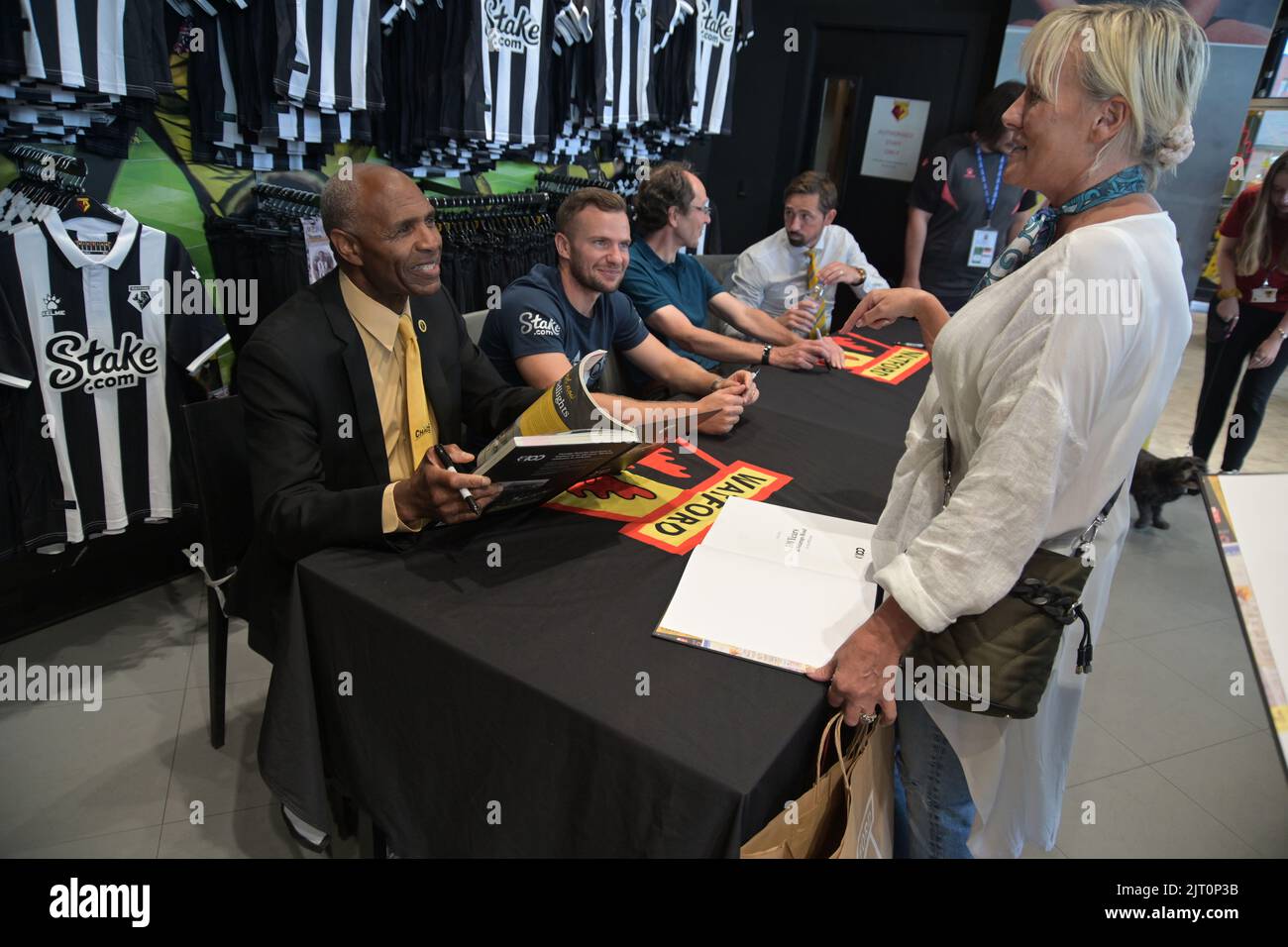 Luther Blissett firma il nuovo libro circa 100 anni dei 100 anni del Watford FC a Vicarage Road Foto Stock