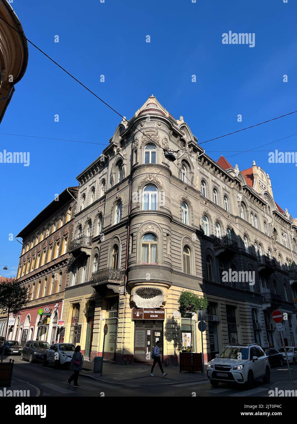 Budapest, Ungheria - 13.07.2022: Facciata ad angolo di un antico edificio con balconi rotondi e finestre ad arco Foto Stock