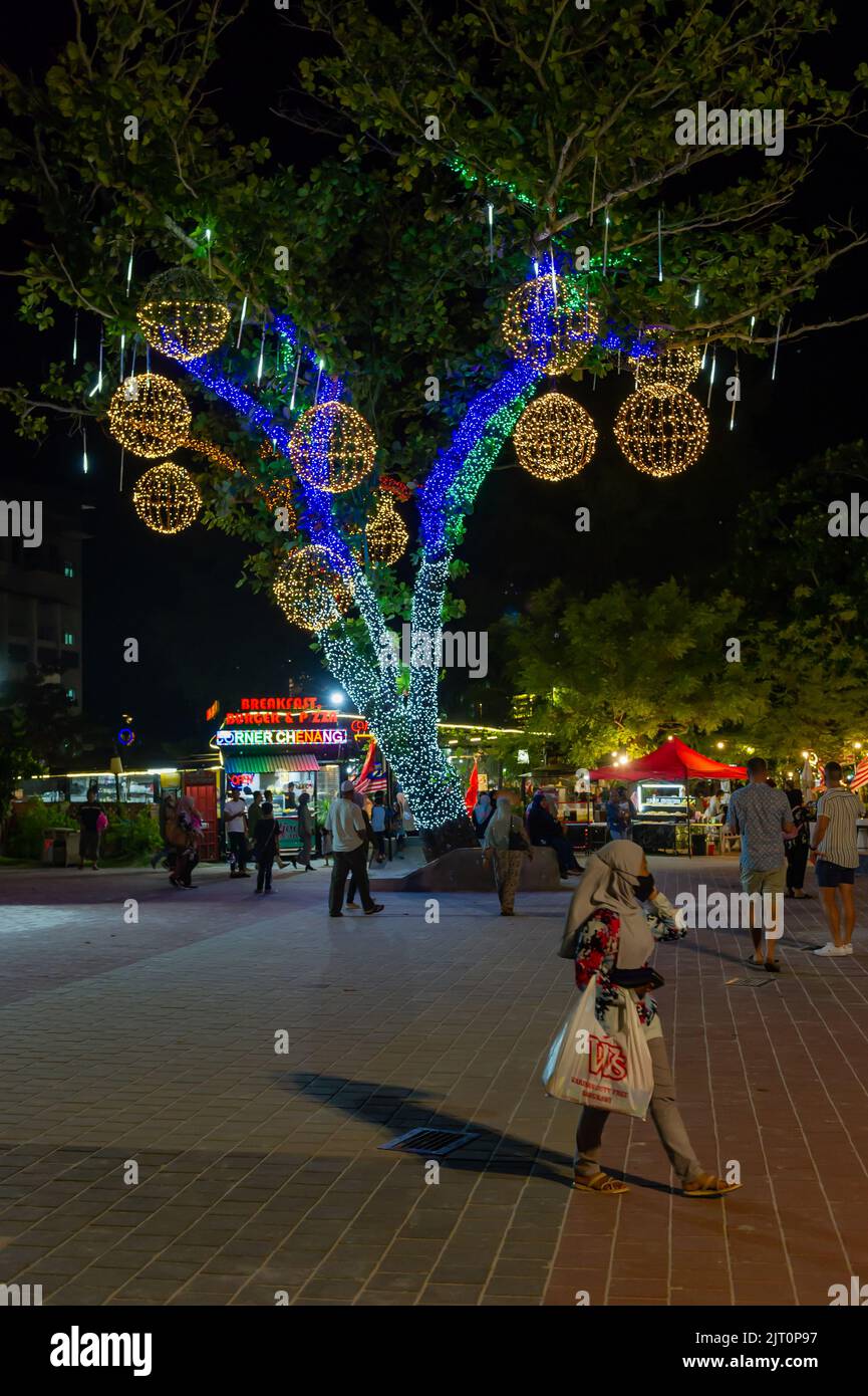 L'albero illuminato di notte all'entrata di Chenang Beach, Langkawi, Malesia Foto Stock