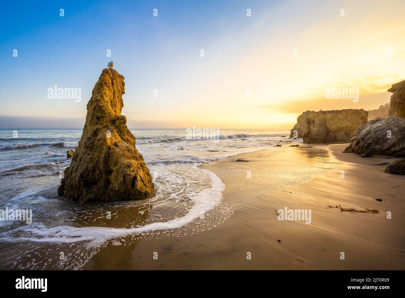la famosa spiaggia di el matador durante il tramonto, california Foto Stock