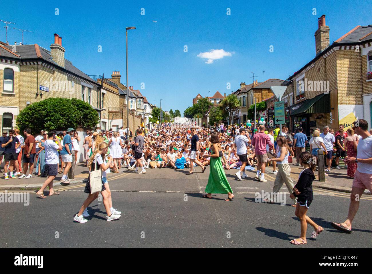 La folla guarda la finale di Wimbledion Tennis all'aperto su un grande schermo a Northcote Road, Londra Foto Stock