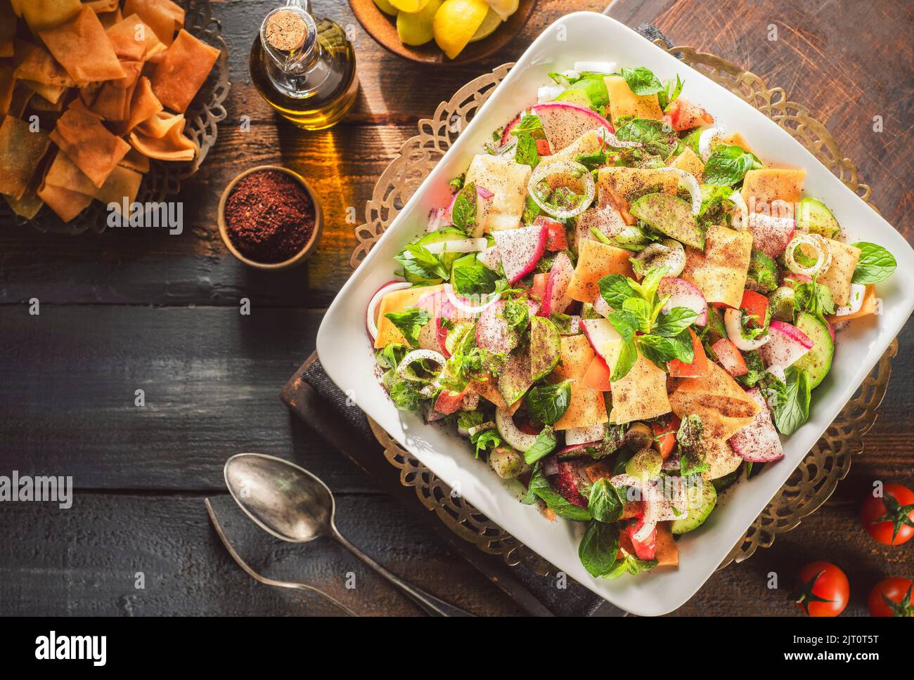 Cucina araba; l'insalata più famosa del Libano 'Fattoush'. È un succulento mix croccante di cetriolo, pomodori, ravanello, pane pita tostato e menta fresca. Foto Stock